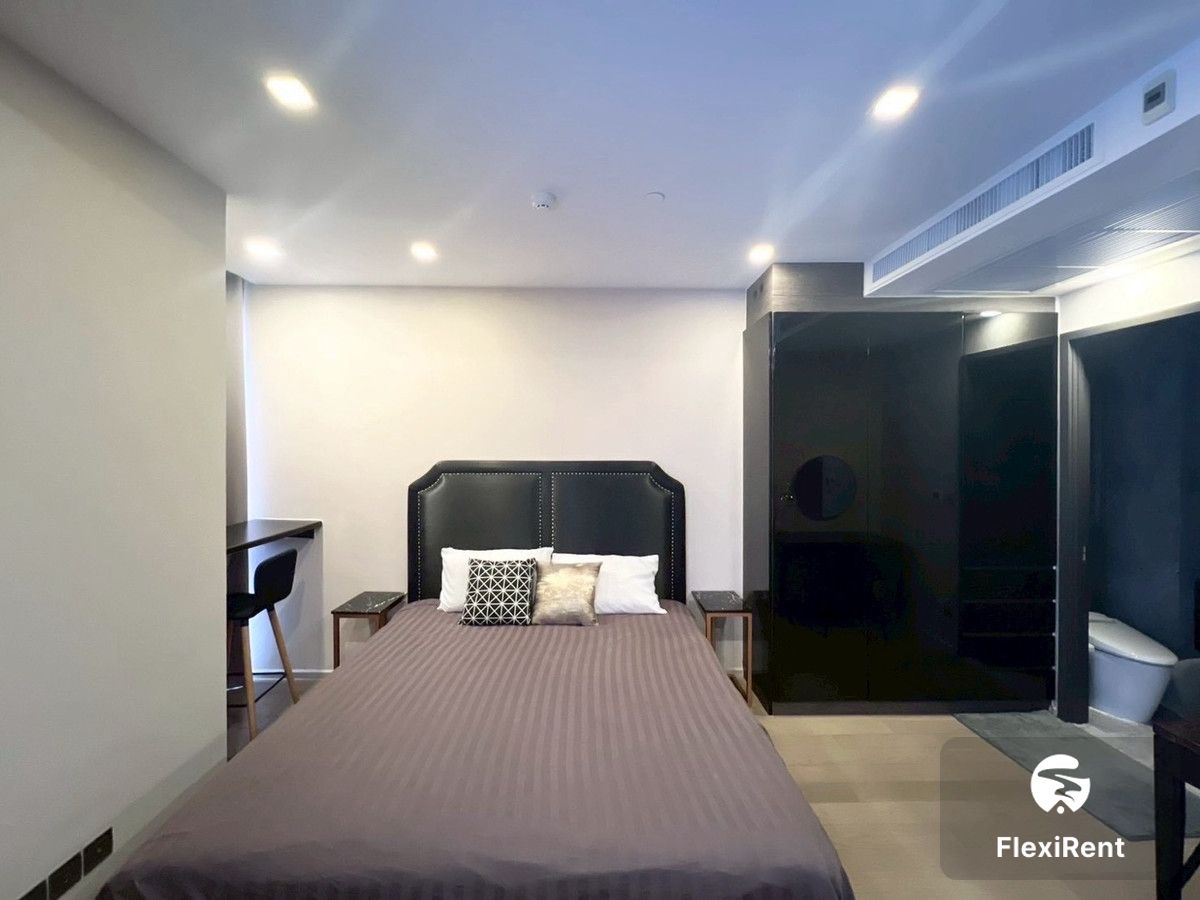 Ashton Asoke photo #5